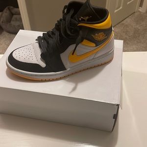 Air Jordan 1 mid laser orange